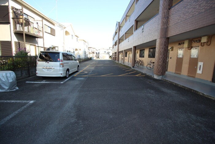物件外観写真5　(駐車場)
