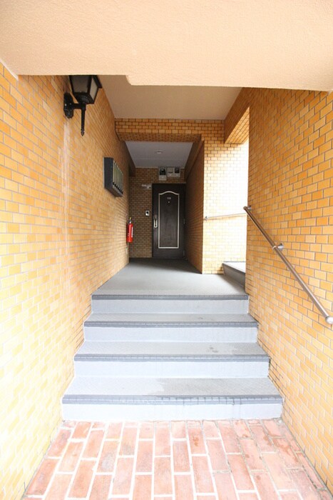 物件外観写真2　(エントランス部分)