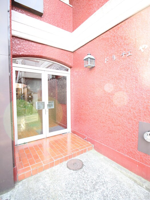 物件外観写真3　(エントランス部分)