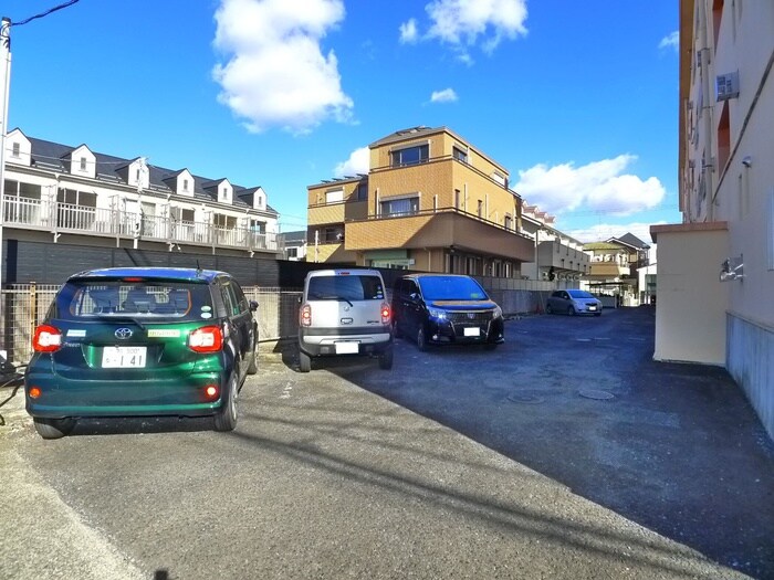 物件外観写真4　(駐車場)