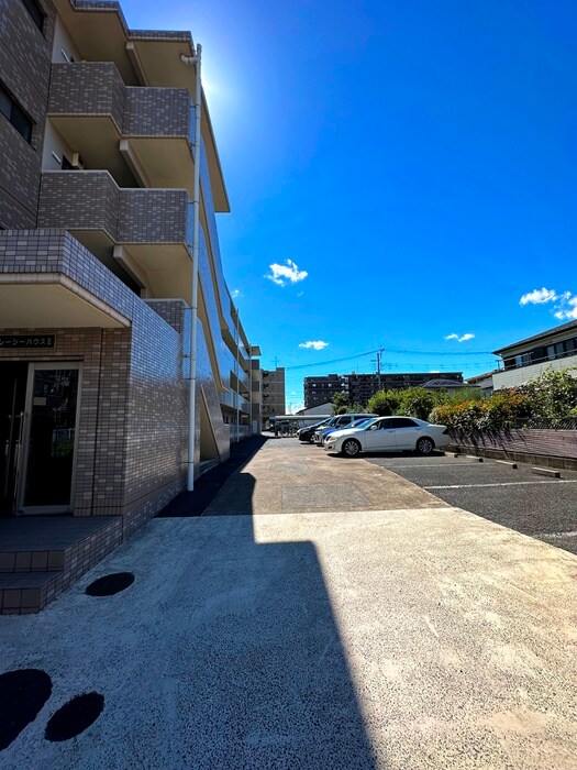 物件外観写真4　(駐車場)