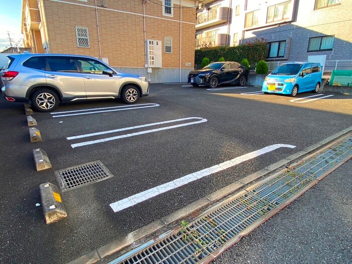 物件外観写真3　(駐車場)