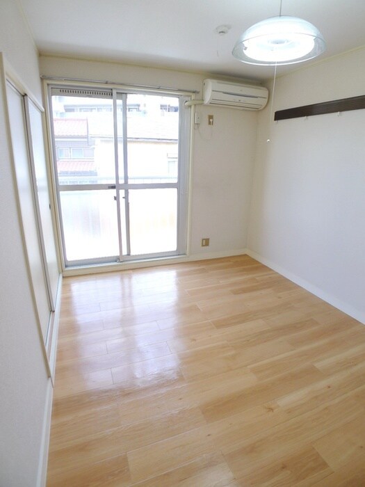 物件内観写真8　(室内からの展望)