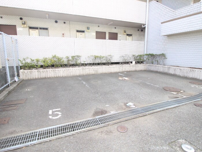 物件外観写真5　(駐車場)