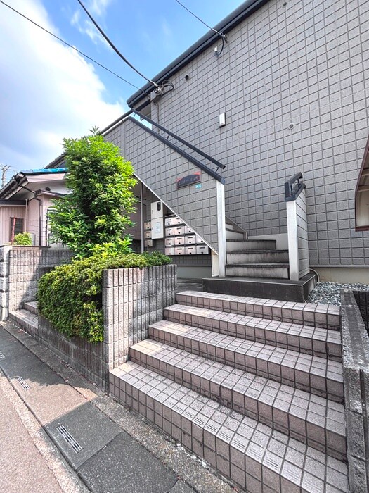 物件外観写真2　(エントランス部分)