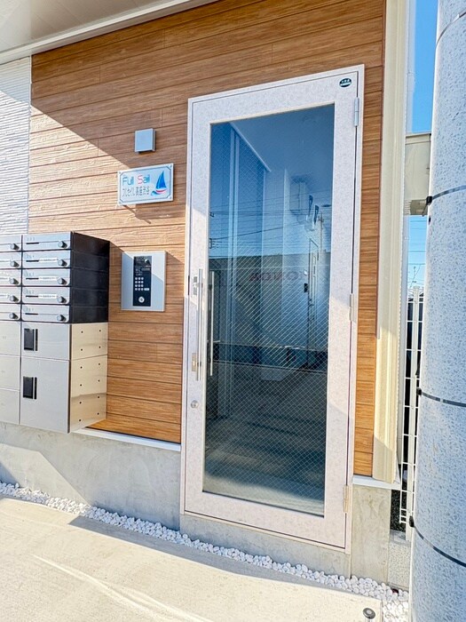 物件外観写真4　(エントランス部分)