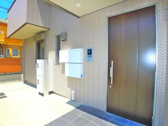 物件外観写真4　(エントランス部分)