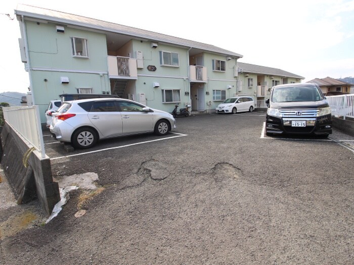 物件外観写真3　(駐車場)