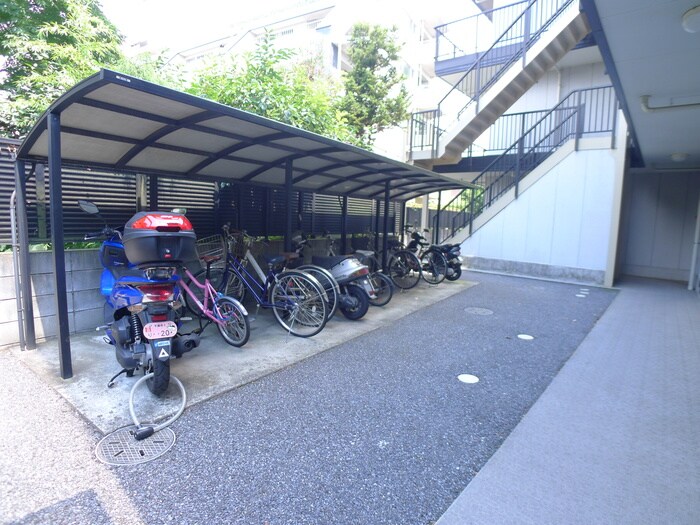 物件外観写真4　(駐輪場)