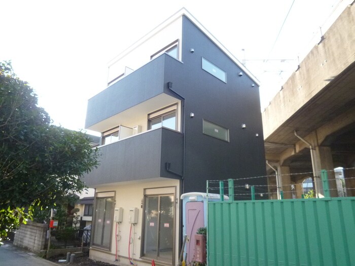 物件外観写真2　(エントランス部分)