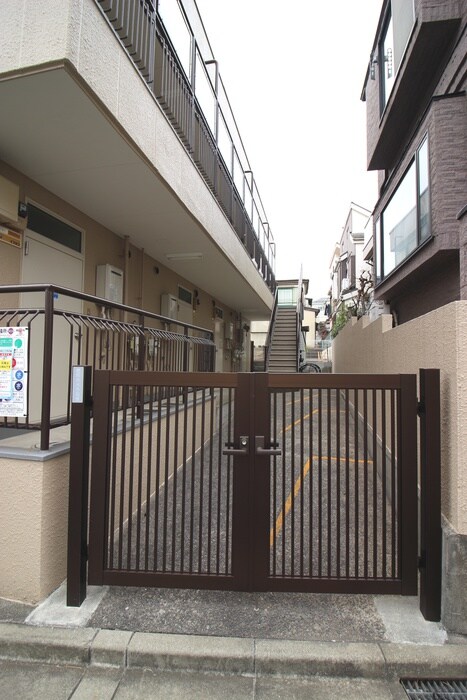 物件外観写真4　(エントランス部分)