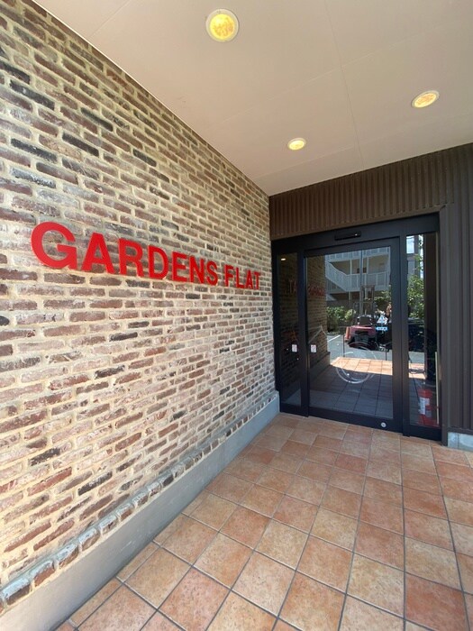 物件外観写真2　(エントランス部分)