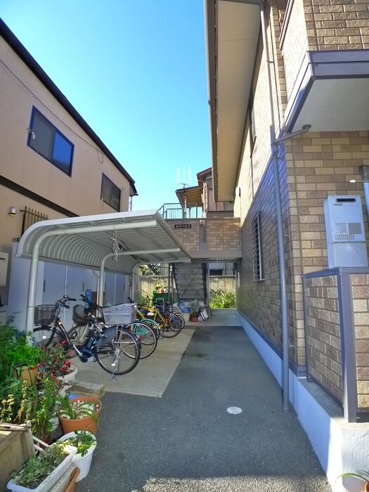 物件外観写真3　(エントランス部分)