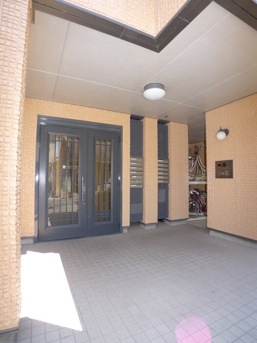 物件外観写真3　(エントランス部分)