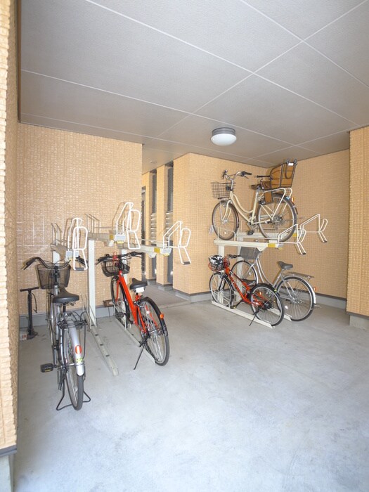 物件外観写真4　(駐輪場)