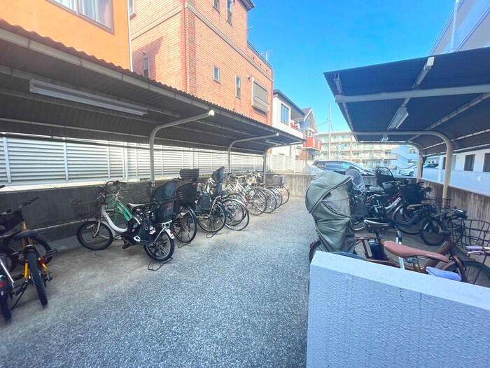 物件外観写真4　(駐輪場)