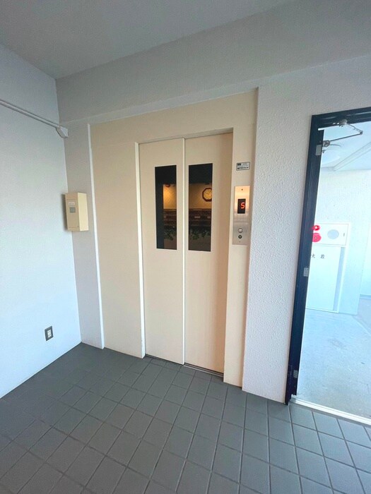 物件外観写真6　(エントランス部分)