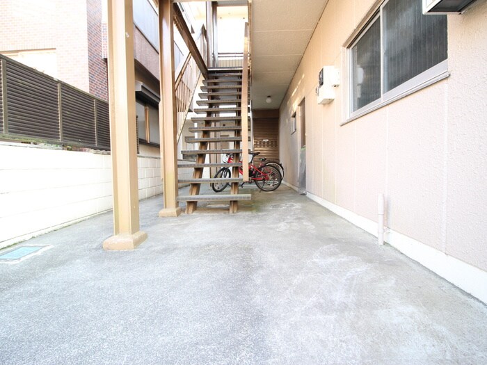 物件外観写真5　(エントランス部分)