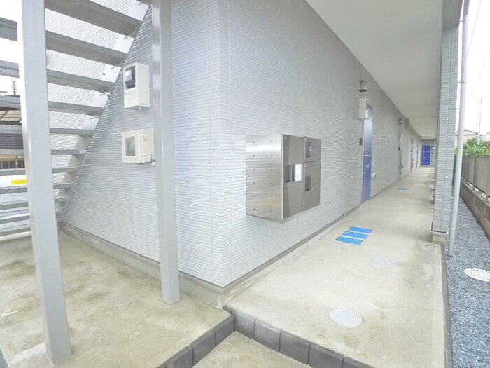 物件外観写真4　(エントランス部分)