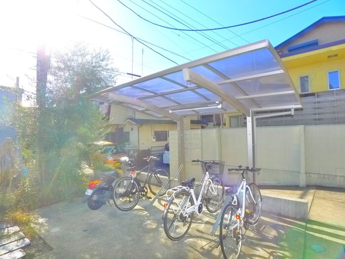 物件外観写真3　(駐輪場)