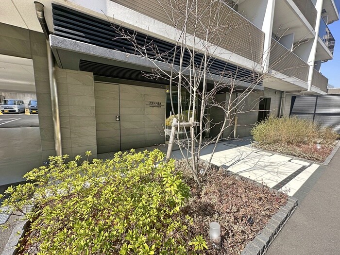 物件外観写真2　(エントランス部分)