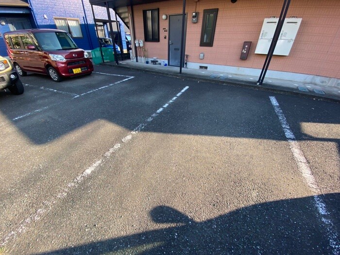 物件外観写真2　(駐車場)