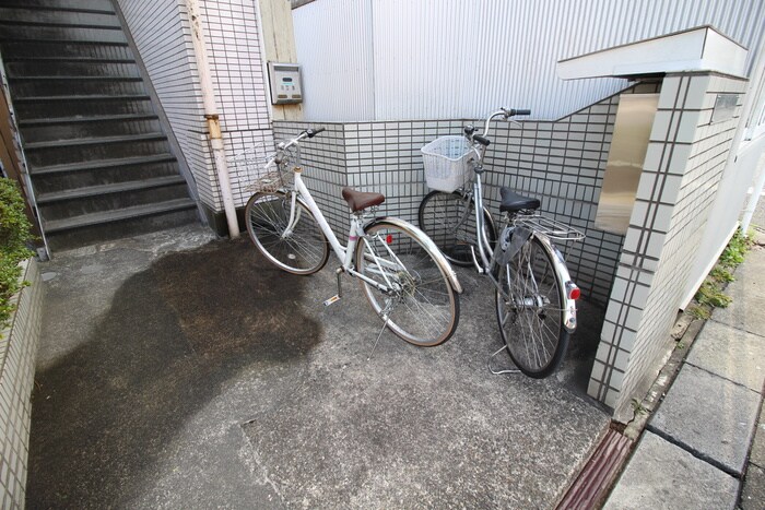 物件外観写真4　(駐輪場)