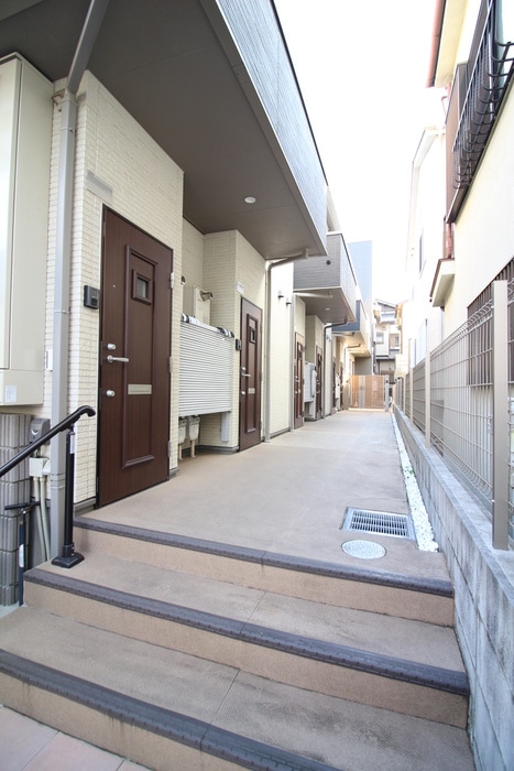 物件外観写真2　(エントランス部分)