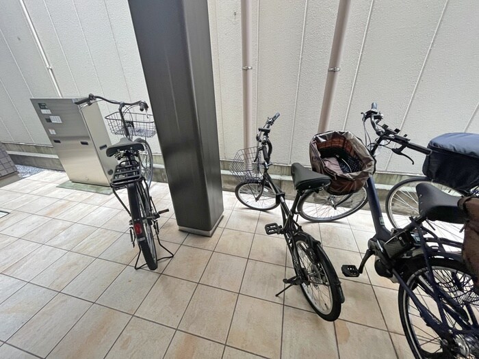 物件外観写真4　(駐輪場)