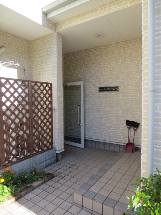 物件外観写真6　(エントランス部分)
