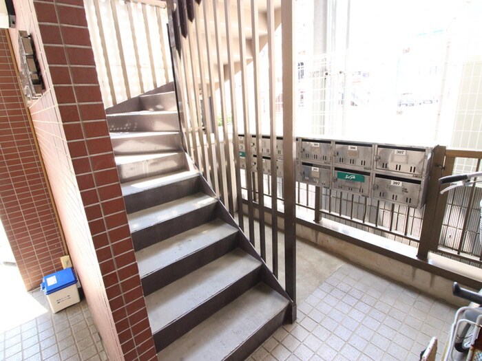 物件外観写真6　(エントランス部分)