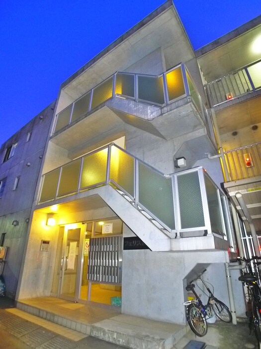 物件外観写真2　(エントランス部分)