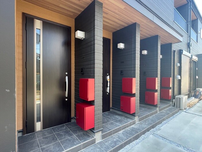 物件外観写真3　(エントランス部分)