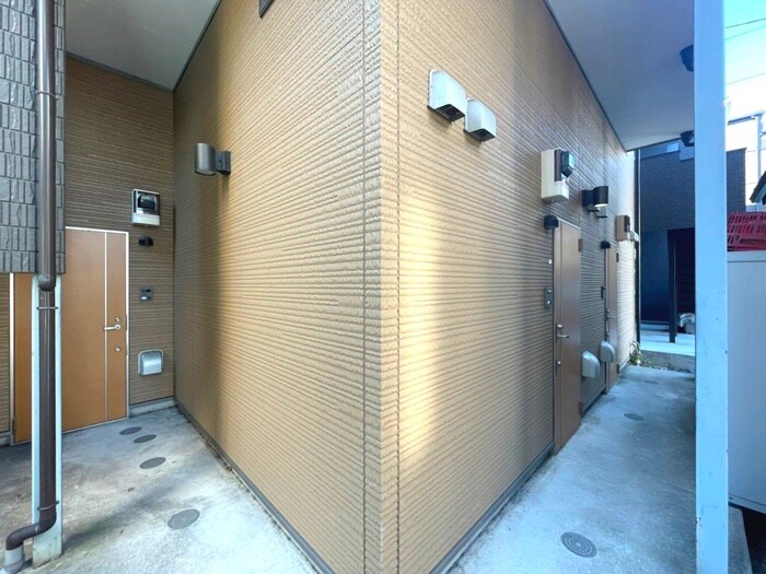 物件外観写真3　(エントランス部分)