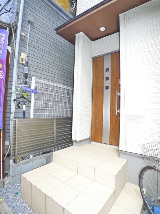 物件外観写真3　(エントランス部分)