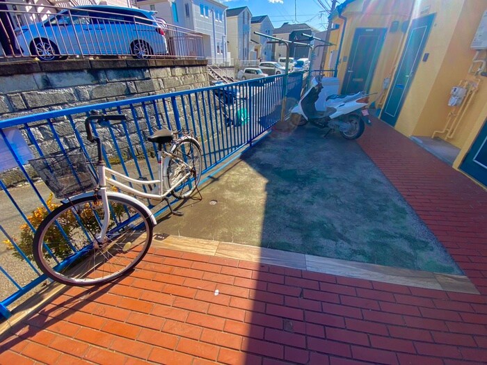 物件外観写真4　(駐輪場)