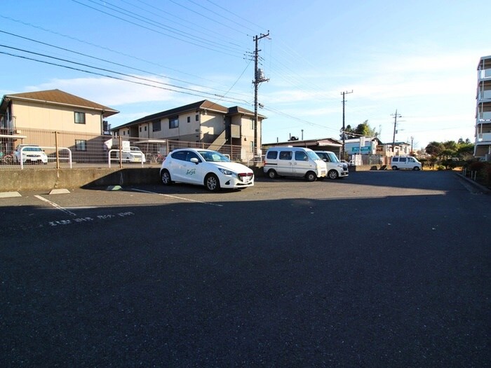 物件外観写真4　(駐車場)