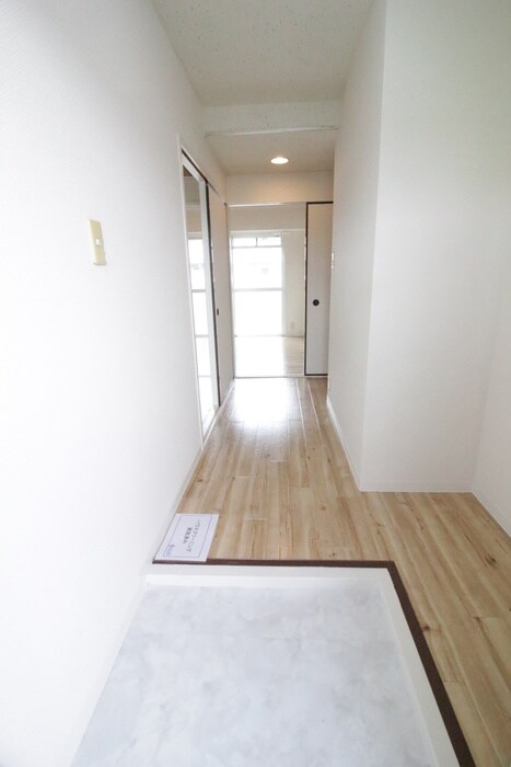 物件内観写真16　(玄関)