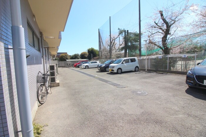 物件外観写真3　(駐車場)