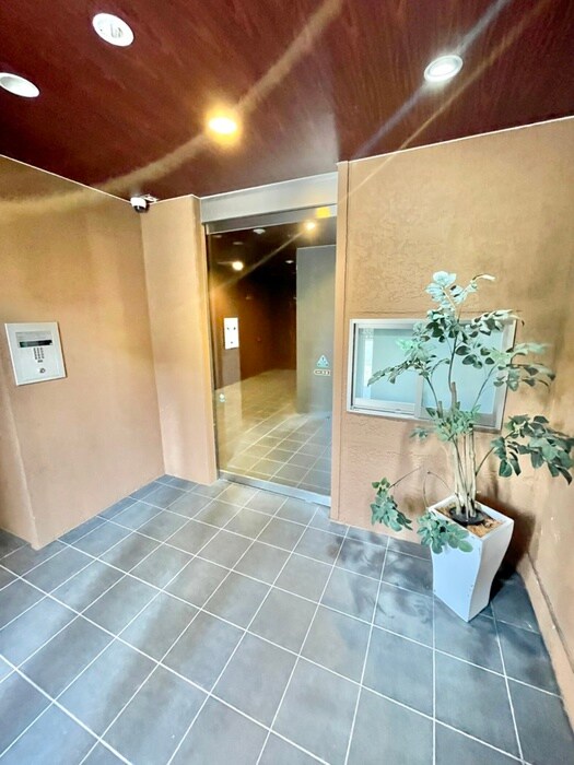 物件外観写真5　(エントランス部分)