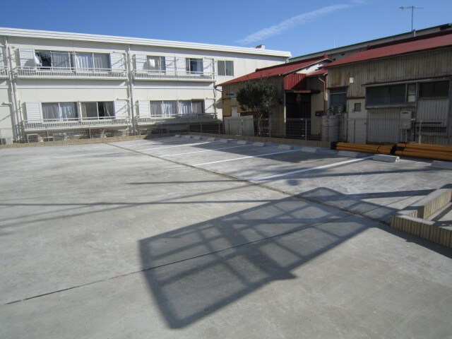 物件外観写真3　(駐車場)