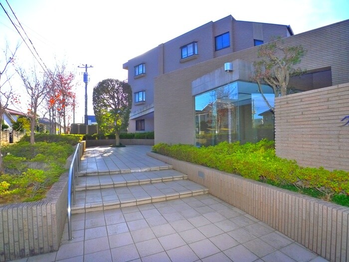 物件外観写真2　(エントランス部分)