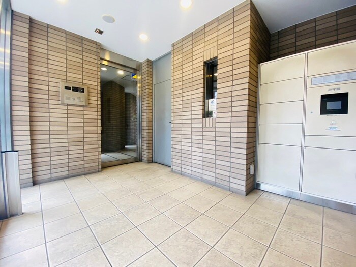 物件外観写真4　(エントランス部分)