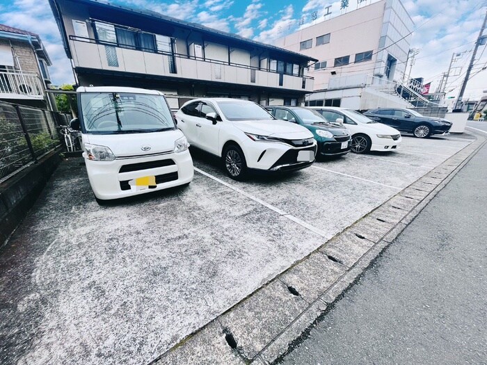 物件外観写真6　(駐車場)
