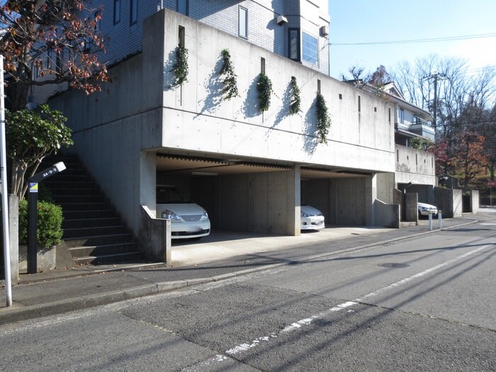 物件外観写真3　(駐車場)