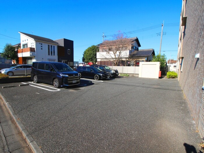 物件外観写真3　(駐車場)