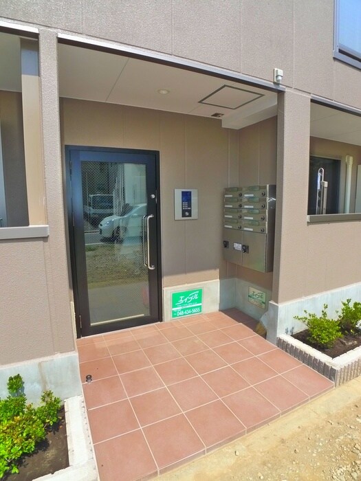 物件外観写真3　(エントランス部分)