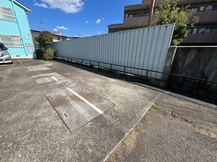 物件外観写真3　(駐車場)