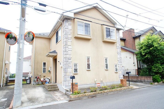 物件外観写真2　(エントランス部分)