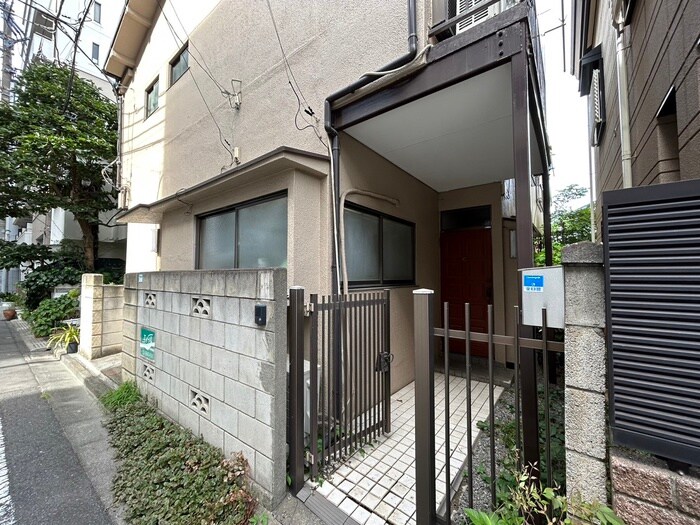 物件外観写真3　(エントランス部分)